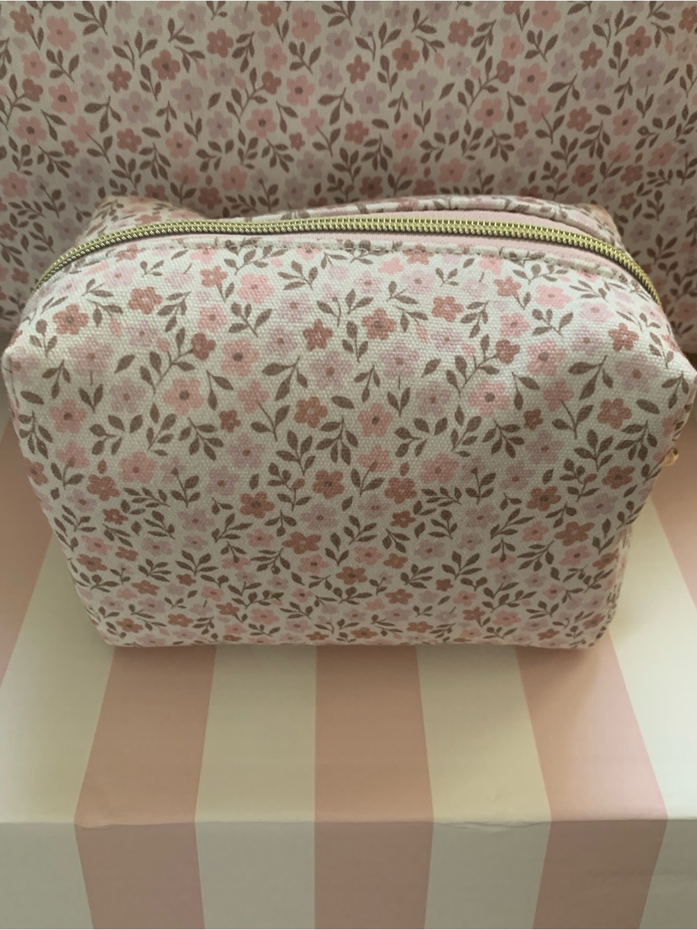 New Exclusive Mother’s Day 2026 Poppy & Peonies floral cosmetic bag. - Picture 7 of 7